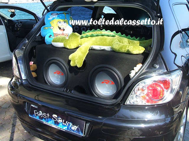 TUNING - Bagagliaio di PEUGEOT 206 con due subwoofer ALPINE Type-R 12 e pelouche di alligatore