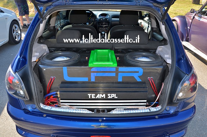 TUNING - Bagagliaio di PEUGEOT 206 con cassa di subwoofer LFR Audio ed elettronica TEAM Spl