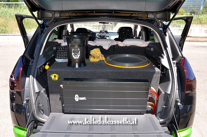 TUNING - Bagagliaio di PEUGEOT 3008 con impianto audio GROUND ZERO (amplificatore GZ + cassa subwoofer)