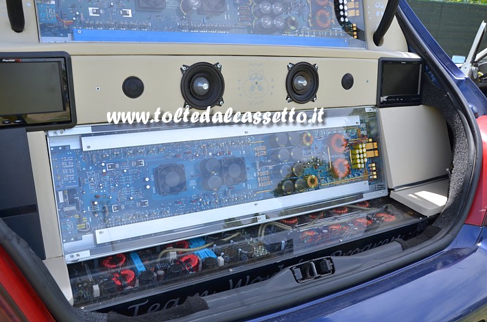 TUNING - Bagagliaio da competizione di PEUGEOT 307 con amplificatore di potenza IMPACT HC550.2 (due canali)