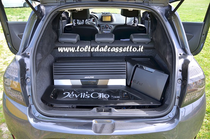 TUNING - Bagagliaio da competizione di RENAULT Clio con power amplifier ALPINE e CELESTRA. Visibile anche una console PS3