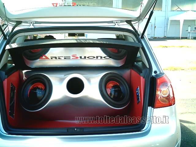 TUNING - Bagagliaio di Volkwagen Golf con car-audio allestito da ArteSuono Pietrasanta