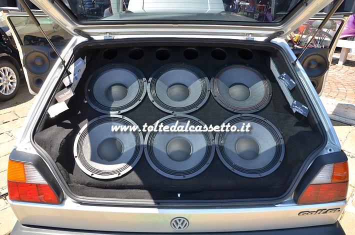 TUNING - Bagagliaio di VOLKSWAGEN Golf GL con sei 18-Sound low-frequency speaker - type 12W750