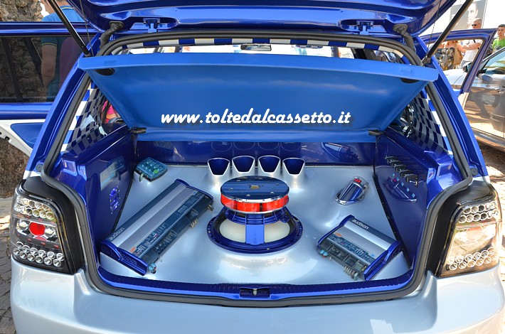 TUNING - Bagagliaio di VOLKSWAGEN Golf TDI con due power amplifier (AUDISON SRx2 / SRx3) e subwoofer FOCAL