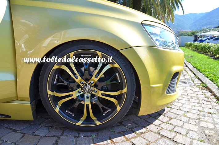 TUNING - Cerchio in lega BARRACUDA Tzunamee (in tinta con la carrozzeria di colore verde oliva) con pneumatico OVATION VI-388 performance DSRT