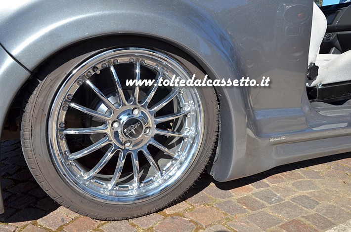 TUNING - Cerchio in lega CORNICHE Sports Wheels con pneumatico RIKEN Maystorm 2 b2, montati su una CITROEN C2