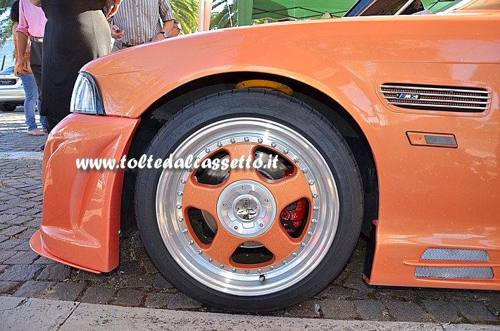 TUNING - Cerchio in lega KESKIN Tuning KT1 Klassik black (ridipinto color salmone come la carrozzeria) con pneumatico MICHELIN Pilot Sport, montati su una BMW Serie 3