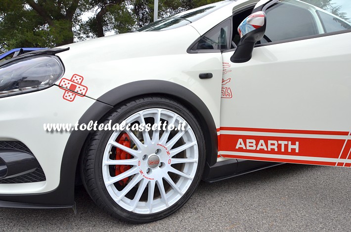 TUNING - Cerchio in lega OZ Racing Superturismo WRC con pneumatico WANLI S-1097 (made in China), montati su una FIAT Punto Abarth