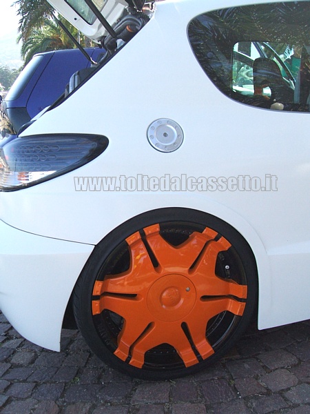 TUNING - Cerchio in lega Player (colore arancio) montato su una Peugeot 206
