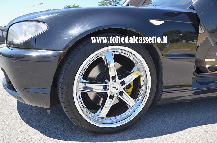 TUNING - Cerchio in lega TSW con pneumatico Pirelli P Zero, in dotazione ad una Bmw