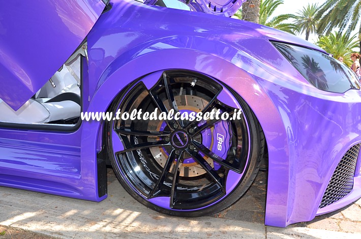 TUNING - Cerchio in lega VEEMANN VM 1 (elaborato con tinta viola) con pneumatico ribassato FALKEN TIRE, montati su una Volkswagen Polo Concept