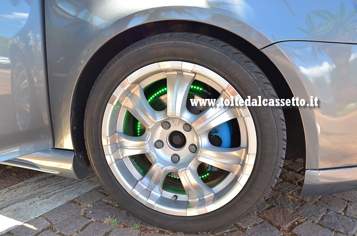 TUNING - Cerchio in lega WIGER con pneumatico NANKANG Ultra Sport NS-II, montati su una Volkswagen Golf. Il tutto è impreziosito da illuminazione con luci led
