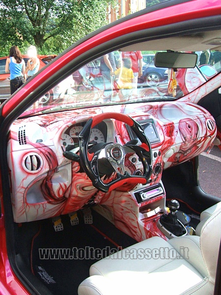 TUNING - Interni di colore nero-bianco-rosso ed un cruscotto esclusivo, sicuramente decorato da un artista del settore