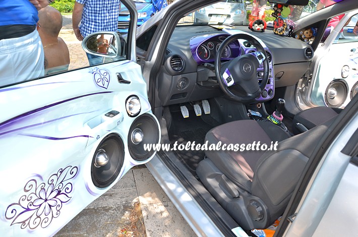 TUNING - Portiera artistica di Opel Corsa con 2 mid-woofer Ipnosis