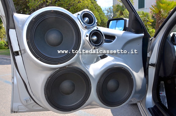 TUNING - Portiera di BMW Serie 3 nella quale sono alloggiati 5 altoparlanti, tra i quali 2 Super Tweeter a compressione (modello XPRO-4H) del marchio PowerBass