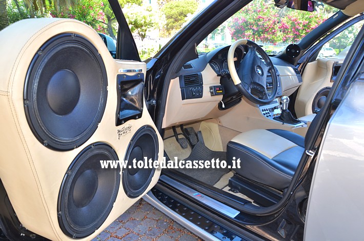 TUNING - Portiera di BMW X3 con tre woofer e un tweeter