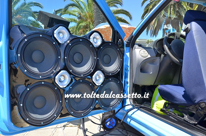 TUNING - Portiera di FIAT Punto con 6 woofer 18 Sound e 4 tweeter SP Audio