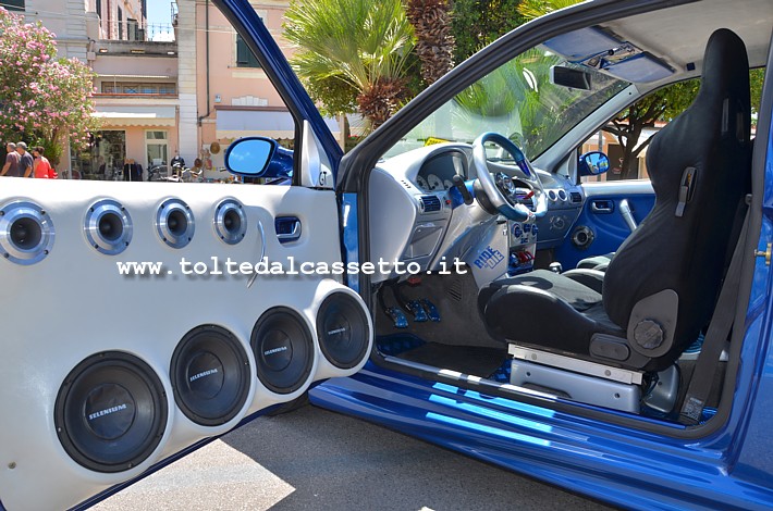 TUNING - Portiera di FIAT Punto GT con 4 midbass 8MB4P e 4 supertweeter ST400 BLK del marchio Selenium. Gli interni dell'autovettura sono in tinta grigio/blu