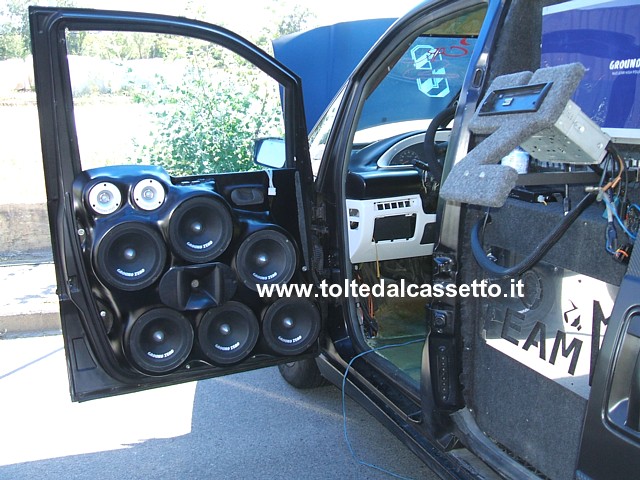 TUNING - Portiera di Fiat Ulysse con 9 altoparlanti Ground Zero (car audio da competizione)