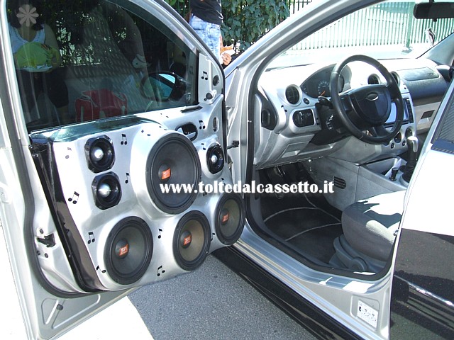 TUNING - Portiera di Ford Fiesta con 7 altoparlanti Spl Show