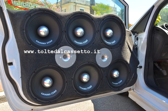 TUNING - Portiera di FORD Fiesta nella quale sono alloggiati 6 midwoofer e 2 tweeter del marchio Ground Zero