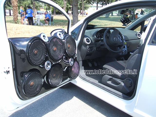 TUNING - Portiera di OPEL Corsa con 10 altoparlanti, tra i quali 6 subwoofer SPL da competizione