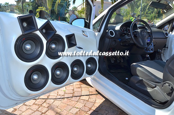 TUNING - Portiera di Opel Corsa con 9 altoparlanti GME