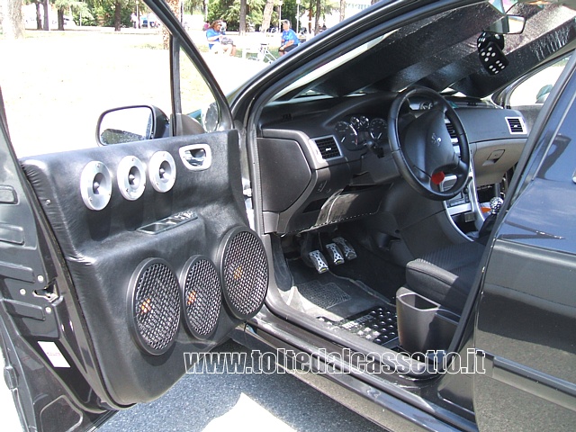 TUNING - Portiera di Peugeot 307 HDI con 6 altoparlanti
