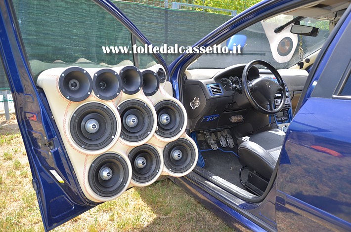TUNING - Portiera di Peugeot 307 con 11 altoparlanti Maxxaudio