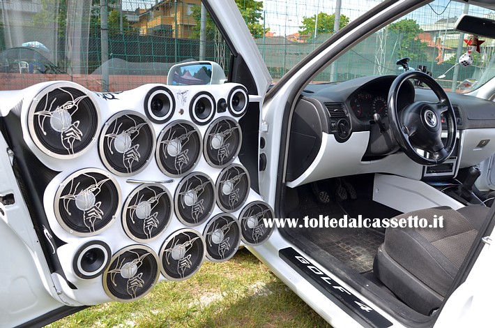 TUNING - Portiera di Volkswagen Golf 4 con 16 altoparlanti