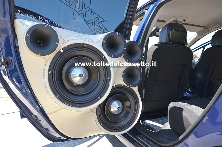 TUNING - Portiera posteriore di Peugeot 307 con 6 altoparlanti Maxxaudio. All'interno della vettura si nota la presenza di schermi video integrati nei poggiatesta anteriori