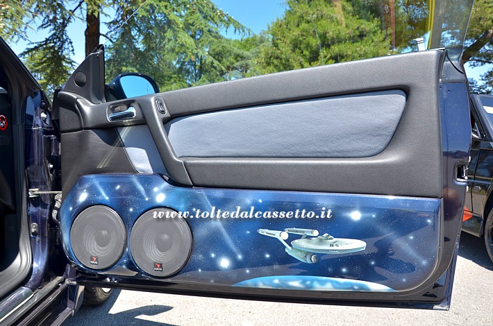 TUNING - Portiera stile "Star Trek" di Opel Astra con due altoparlanti Focal