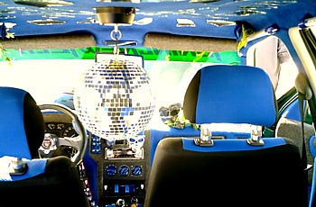 TUNING - Una Fiat Uno con interno stile discoteca (colore nero-azzurro)