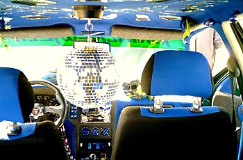 TUNING - Una Fiat Uno con interno stile discoteca (colore nero-azzurro)