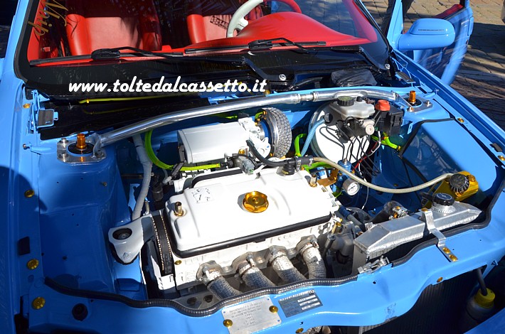 TUNING - Vano motore di PEUGEOT 106 con testata bianca e particolari dorati