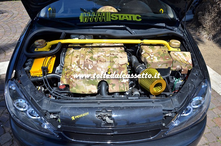 TUNING - Vano motore di PEUGEOT 206 con particolari aerografati in stile mimetico