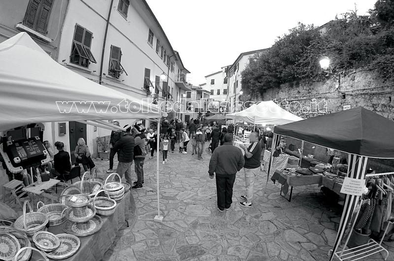 AMEGLIA - Piazza della Libert durante una Festa d'Autunno