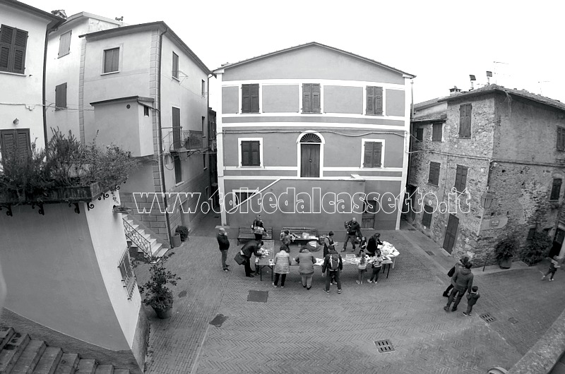 AMEGLIA - Panoramica di Piazza Francesco Sforza dalla scalinata del Castello