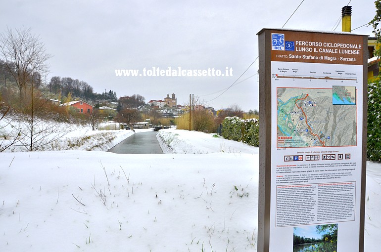 CANALE LUNENSE (Nevicata Marzo 2018) - Segnaletica turistica e scorcio su S.Stefano di Magra, nel punto più a nord del percorso ciclopedonale