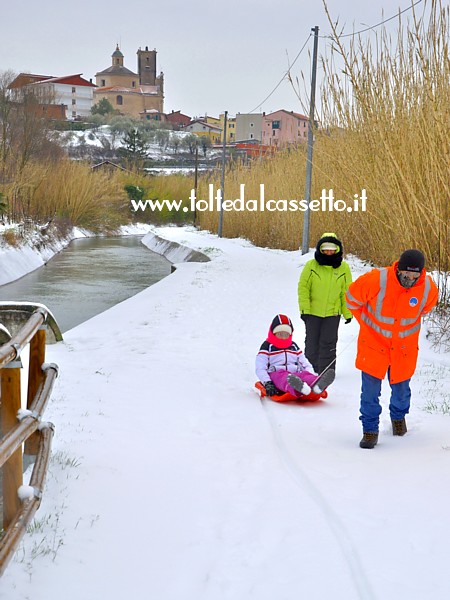 CANALE LUNENSE (Nevicata Marzo 2018) - A S.Stefano di Magra i componenti di una famiglia si divertono sulla pista cilabile utilizzando uno slittino