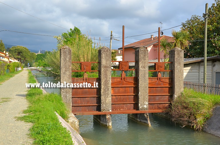 CANALE LUNENSE (Pista Ciclabile) - Lungo il rettilineo che taglia in due il quartiere Nave di Sarzana si pu ammirare un'antica chiusa per regolare il flusso delle acque