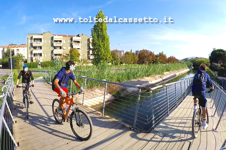 CANALE LUNENSE (Pista Ciclabile) - Alcuni bikers attraversano la passerella di Ponzano Madonnetta che mette in comunicazione le due sponde della via d'acqua artificiale