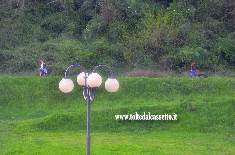 CANALE LUNENSE (Pista Ciclabile) - Un punto del tratto collinare di Ponzano Magra immerso nel verde dove il percorso scorre lontano dalla via d'acqua che  interrata in un sifone