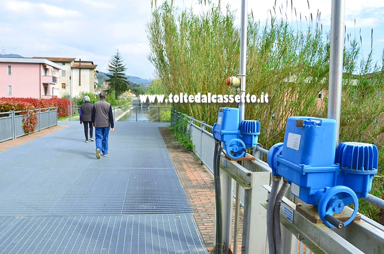 CANALE LUNENSE (Pista Ciclabile) - A Sarzana, in localit Nave, alcune griglie metalliche che consentono di sovrappassare la struttura e i motori elettrici delle chiuse che fanno defluire le acque quando necessario