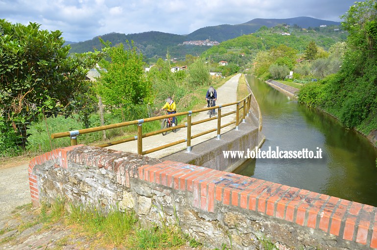 CANALE LUNENSE (Pista Ciclabile) - Ponticello e tracciato all'altezza dell'area sportiva di S.Stefano Magra. Sullo sfondo sono visibili Caprigliola e il Monte Grosso, elementi geografici lungo la Via Francigena