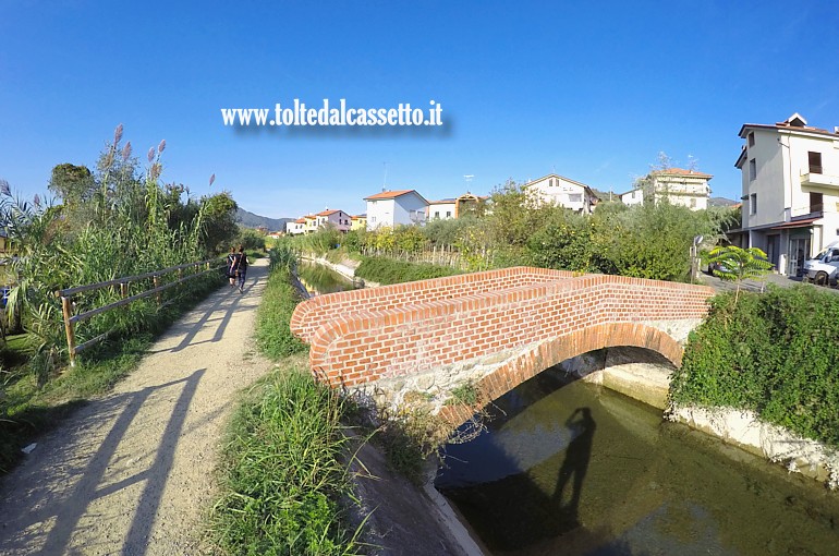 CANALE LUNENSE (Pista Ciclabile) - Ponticello in mattoni nella periferia sud di Santo Stefano di Magra