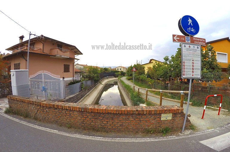 CANALE LUNENSE (Pista Ciclabile) - Il punto pi� a sud dell'impianto si trova all'incrocio con Via Provinciale Dogana a Luni, circa 200 metri prima che la via d'acqua artificiale termini