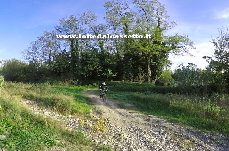 CANALE LUNENSE (Pista Ciclabile) - Il guado sul torrente Amola, posto al confine tra Santo Stefano di Magra e Sarzana, dove la via d'acqua invece scorre interrata