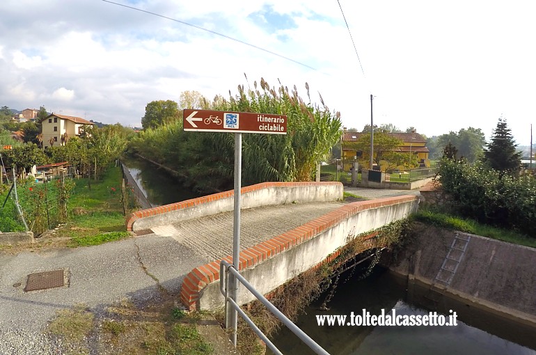 CANALE LUNENSE (Pista Ciclabile) - Viaggiando verso sud, a Nave di Sarzana l'impianto si interrompe e la segnaletica apposita indirizza i fruitori verso un percorso stradale che consente anche di attraversare il territorio toscano