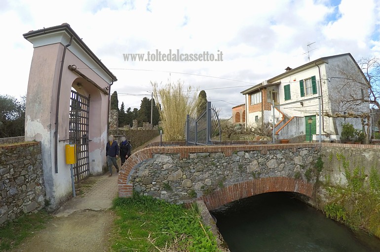 CANALE LUNENSE (Pista ciclabile) - Il tracciato attraversa un accesso privato a Sarzana
